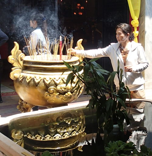Incense burning at Lê Văn Duyệt Toumb